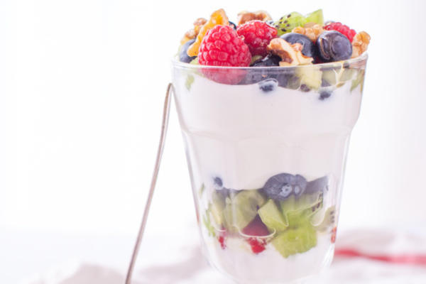 Griekse yoghurt en fruitsalade