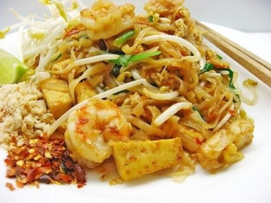 pad thai (thai stir-fried noodles)