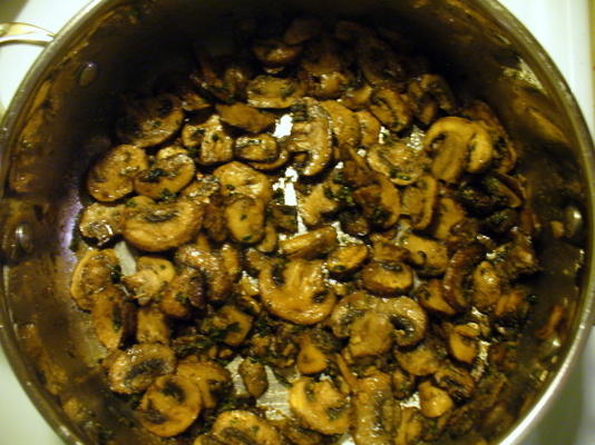 de gebakken paddenstoelen van de chef-kok