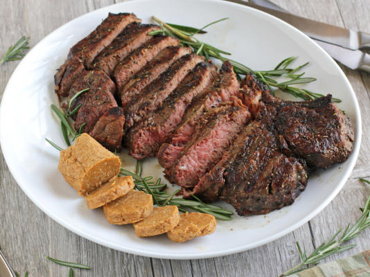 gegrilde porterhouse steak met paprika-parmezaanse boter