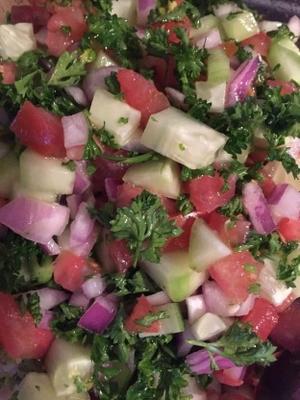 Perzische tomaat en komkommer salade (salade shiraz)