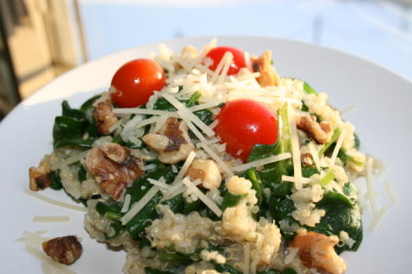 quinoa roerbak met spinazie en walnoten