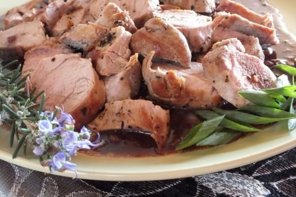 varkenshaas met merlot-sjalot saus
