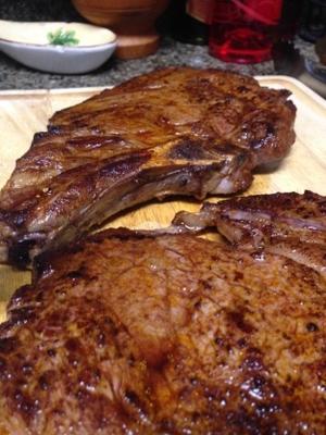 pan-aangebraden rib eye steak met gerookte paprika wrijven