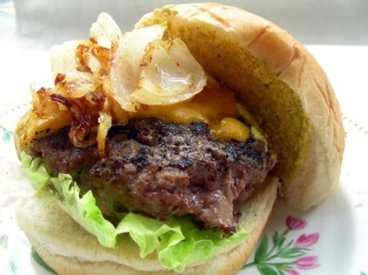 Canadese hamburger met biergestoofde uien en cheddar