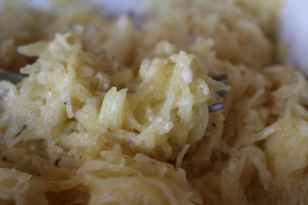 low carb gebakken spaghetti squash met knoflook salie crème