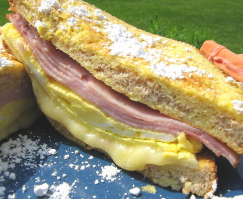 Franse toast ontbijt sandwich met Canadese ahornsiroop