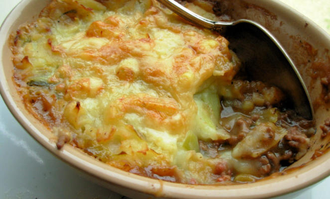 traditionele Engelse cottage pie met kaas en prei