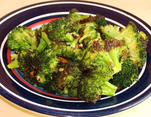knoflook-geroosterde broccoli besprenkeld met balsamico azijn