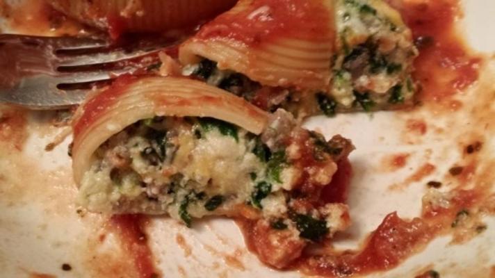 spinazie en worst gevulde pasta schelpen