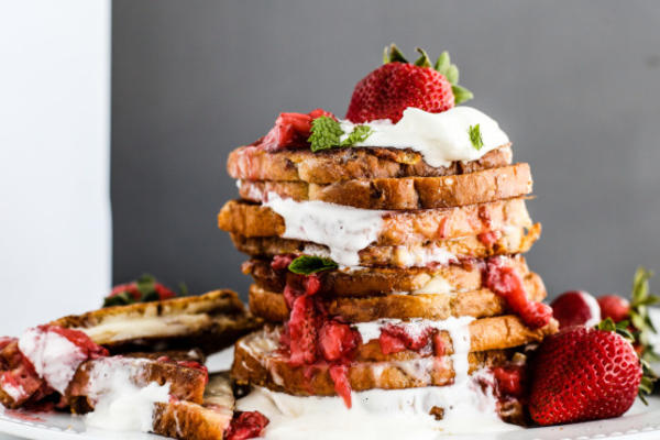 roomkaas gevuld Franse toast met aardbeien en slagroom