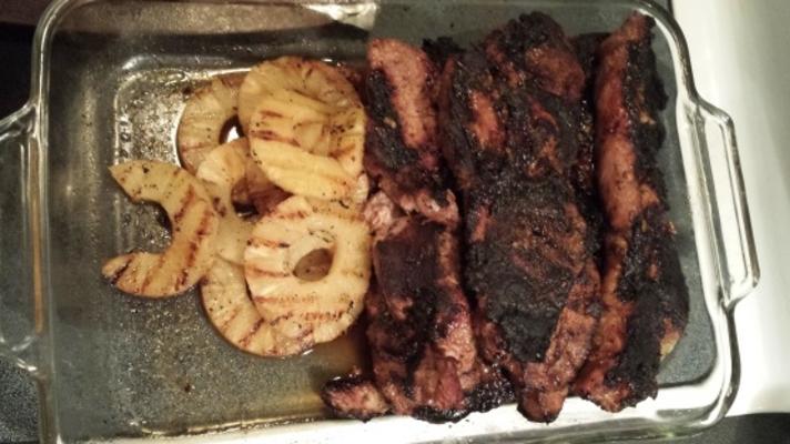 gegrilde varkensribbetjes in landelijke stijl