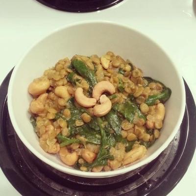 kokosnoot rode linzen met spinazie, cashewnoten en limoen (veganistisch)