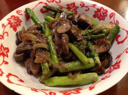 boterachtige pan geroosterde paddestoelen en asperges