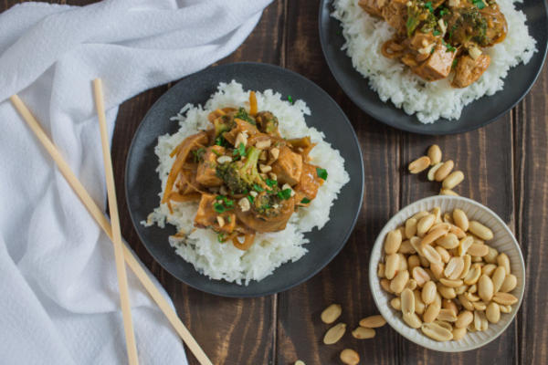 tofu en broccoli met pindasaus