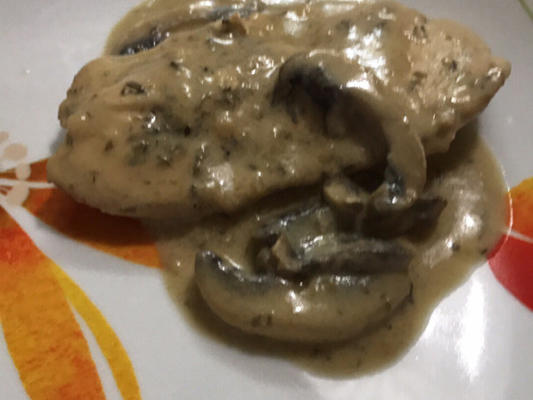 kip en champignons met romige Dijon-saus