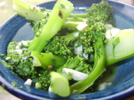 broccoli met knoflook-kruidenboter