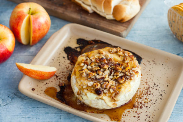 gebakken brie met gekarameliseerde pecannoten