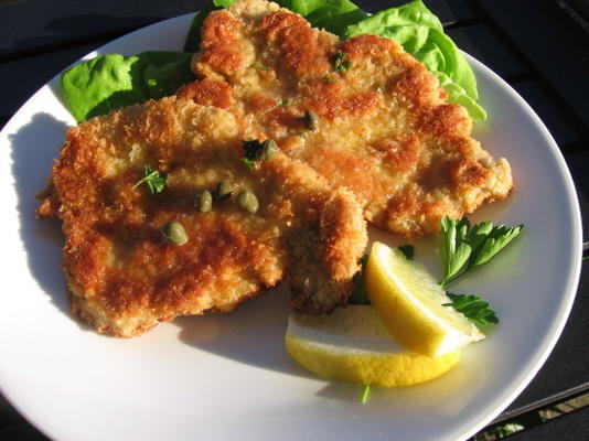 panko-gecoate kipschnitzel met kappertjes en citroen