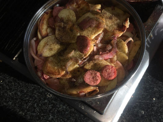 gebakken aardappelen met ui en kielbasa