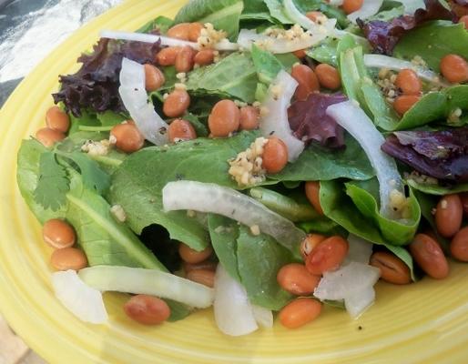 baby greens en garlicky witte boonsalade