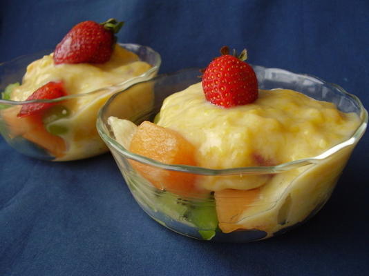 vers fruitmengel met mango en honingyoghurt