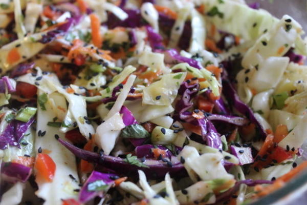 Aziatische slaw met pittige Thaise vinaigrette