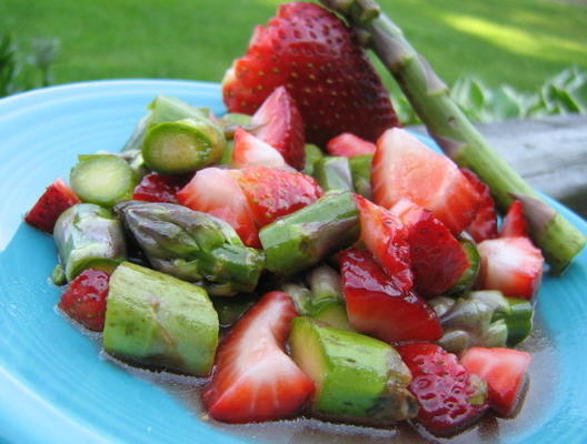 aardbeien aspergesalade