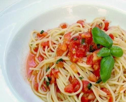 spaghetti met verse tomaten en basilicum