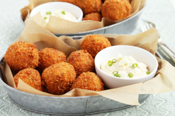 buffalo chicken cheese balls met blauwe kaasdip