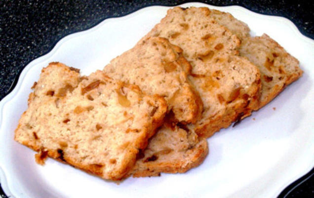 gekarameliseerde ui en asiago bierbeslag brood