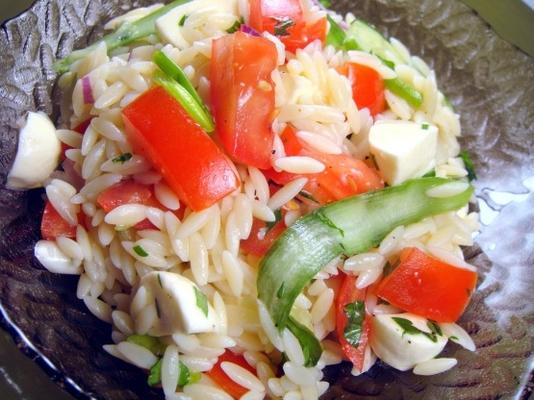 gekoelde orzo, stralende tomaten, en kleine buster courgette