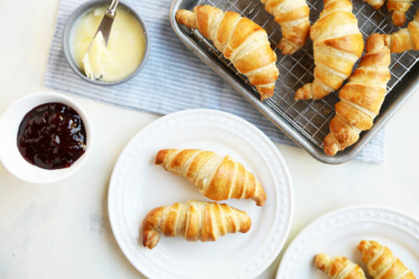 traditionele boterachtige Franse croissants voor een luie bistro-ontbijt