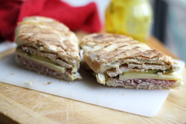 geperste Cubaanse sandwich met knoflook dijon boter