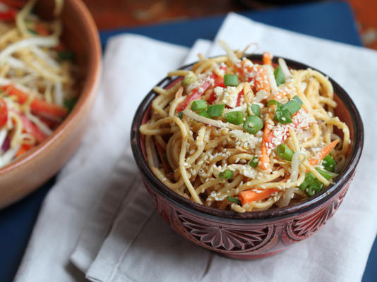 warme en koude Thaise sesampoedelsalade