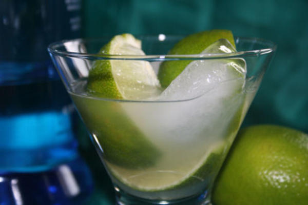 caipirosca (cocktail met Braziliaanse limoen)