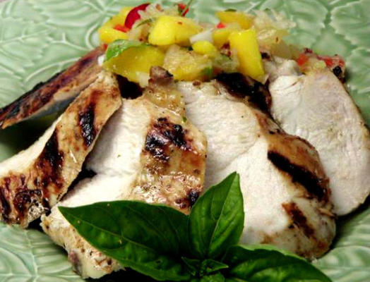 gegrilde kippenborst met pittige ananas mango salsa