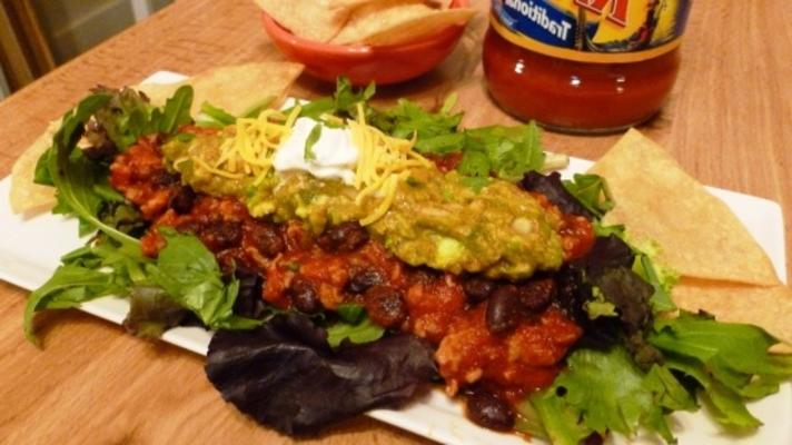 gelaagde ragu taco salade met knapperige tortilla trianglesragu