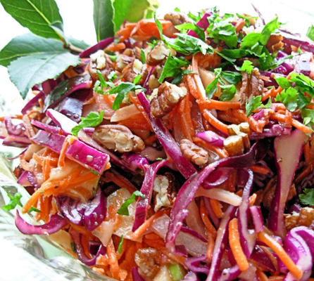 oogverblindende winter slaw - rode kool, appel en pecannootsalade