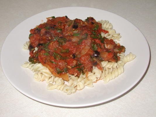 spinazie, olijf en chili tomatensaus voor pasta