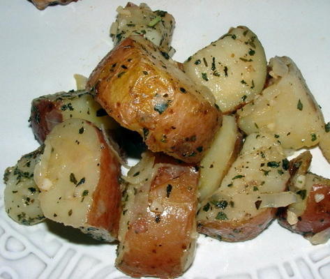 kachel top baby rode aardappelen met basilicum, sjalotten en knoflook