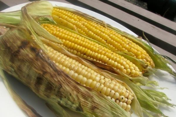 maïs gekookt in kaf op de grill met chili-limoenboter