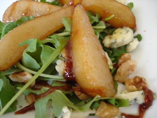 gekarameliseerde peer en raket (rucola) salade met blauwe kaas