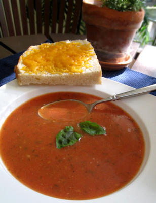 zelfgemaakte tomaat-basilicum soep met kaas toast