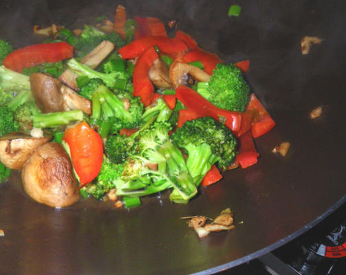 rode pepers van broccoli worden gebakken