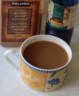 Marokkaanse kaneelkoffie met oranje bloemenwater