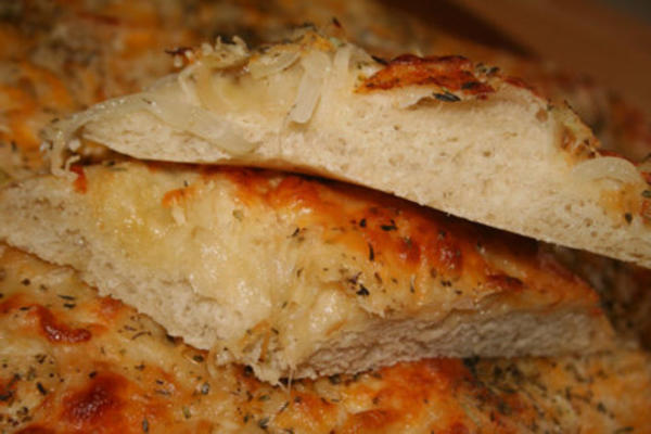 cheesy onion focaccia (broodmachine)