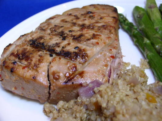 Bek's gegrilde tonijnsteaks gegarneerd met gember, limoen en sojabonen