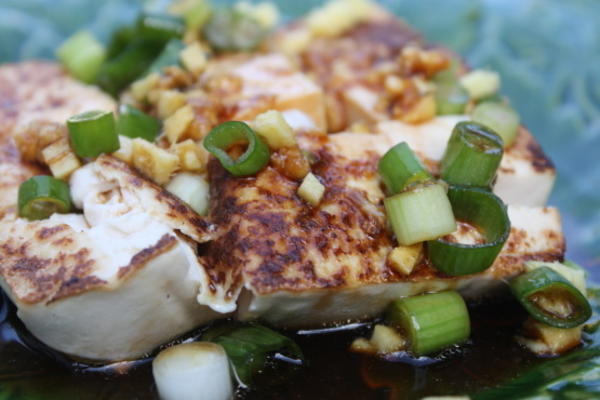 Aziatische knapperige tofu salade