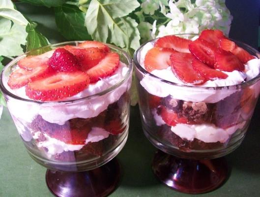 eenvoudige aardbeienkwarktaart trifle